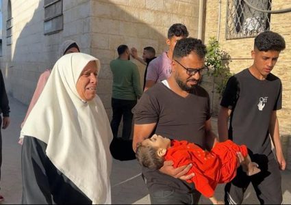 "سلاح التجويع" الإسرائيلي يقتل طفلاً جديدًا في غزة وسط تحذيرات من مجاعة وشيكة