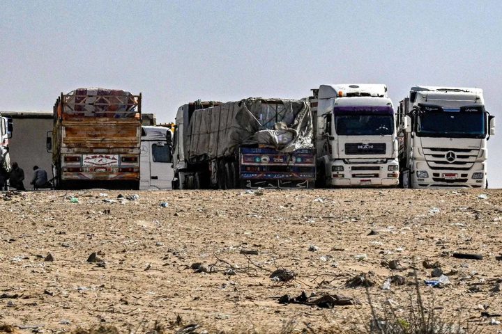 قناة إسرائيلية: دخول المساعدات إلى غزة سيستمر رغم افتتاح مراكز نيتساريم وموراج