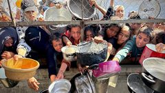 مواطنون يتدافعون للحصول على الطعام في مواصي خان يونس جنوب قطاع غزة