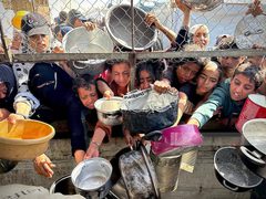 مواطنون يتدافعون للحصول على الطعام في مواصي خان يونس جنوب قطاع غزة