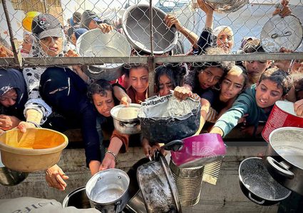 مواطنون يتدافعون للحصول على الطعام في مواصي خان يونس جنوب قطاع غزة