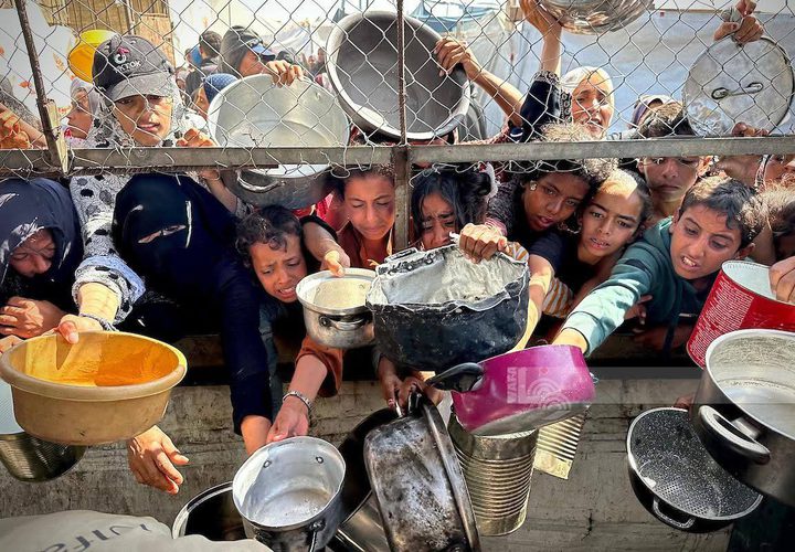 مواطنون يتدافعون للحصول على الطعام في مواصي خان يونس جنوب قطاع غزة