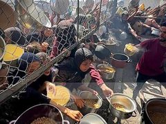مواطنون يتدافعون للحصول على الطعام في مواصي خان يونس جنوب قطاع غزة