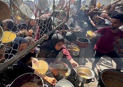 مواطنون يتدافعون للحصول على الطعام في مواصي خان يونس جنوب قطاع غزة