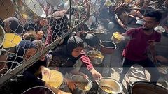 مواطنون يتدافعون للحصول على الطعام في مواصي خان يونس جنوب قطاع غزة