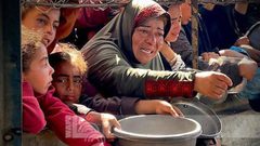 مواطنون يتدافعون للحصول على الطعام في مواصي خان يونس جنوب قطاع غزة