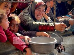 مواطنون يتدافعون للحصول على الطعام في مواصي خان يونس جنوب قطاع غزة