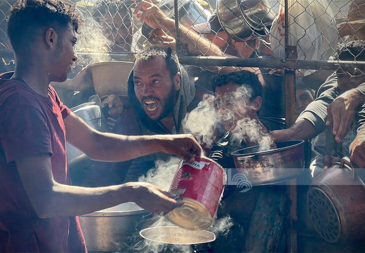 مواطنون يتدافعون للحصول على الطعام في مواصي خان يونس جنوب قطاع غزة
