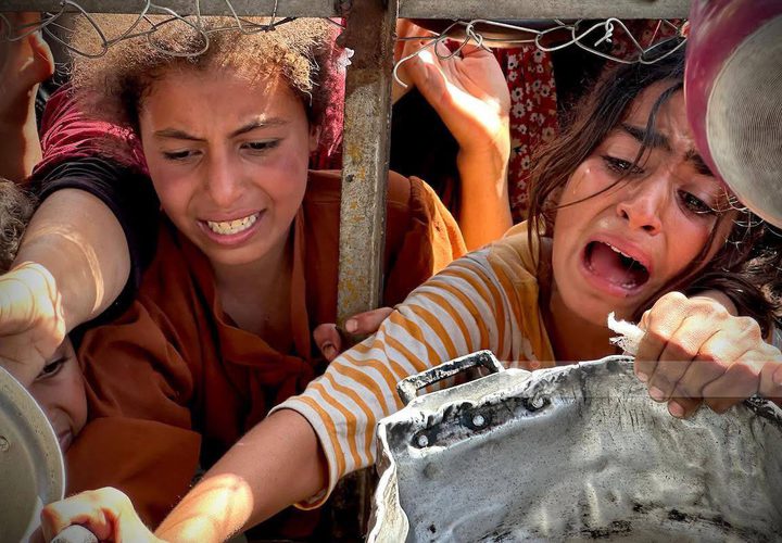 مواطنون يتدافعون للحصول على الطعام في مواصي خان يونس جنوب قطاع غزة