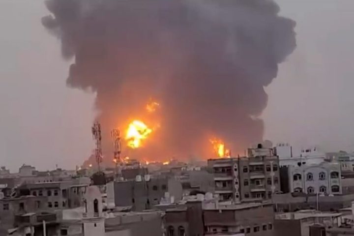 الحوثي: 1.4 مليار دولار خسائر موانئ الحديدة بغارات واشنطن وإسرائيل