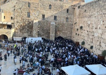 أعداد كبيرة من المستوطنين تقتحم ساحة البراق