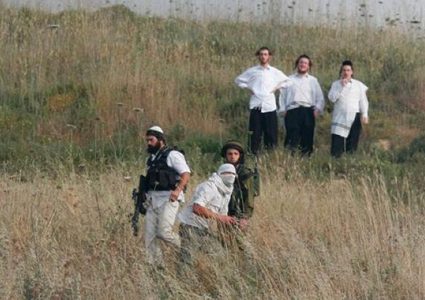 مستوطنون يختطفون مواطنا بعد الاعتداء عليه في مسافر يطا