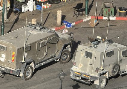 قوات خاصة إسرائيلية تنفذ هجوما في البلدة القديمة وجيش الاحتلال يدفع بتعزيزات كبيرة الى مدينة نابلس.