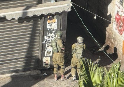 قوات خاصة إسرائيلية تنفذ هجوما في البلدة القديمة وجيش الاحتلال يدفع بتعزيزات كبيرة الى مدينة نابلس.