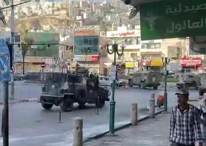 قوات خاصة إسرائيلية تنفذ هجوما في البلدة القديمة وجيش الاحتلال يدفع بتعزيزات كبيرة الى مدينة نابلس.