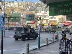 قوات خاصة إسرائيلية تنفذ هجوما في البلدة القديمة وجيش الاحتلال يدفع بتعزيزات كبيرة الى مدينة نابلس.
