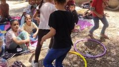 إبداع المعلم بالنصيرات ينفذ نشاطًا نفسيًا لدى الأطفال عبر القصص والألعاب