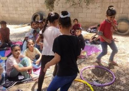 إبداع المعلم بالنصيرات ينفذ نشاطًا نفسيًا لدى الأطفال عبر القصص والألعاب