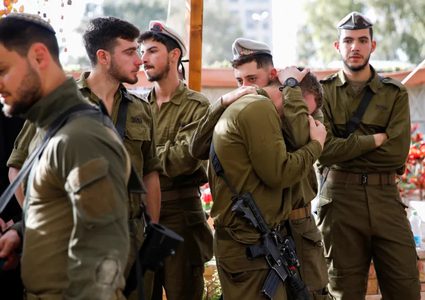 صحفي إسرائيلي: نخوض مقامرة مجنونة دون شرعية دولية وقد نخسر كل شيء