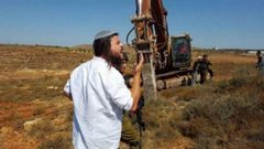 مستوطنون يجرفون أراضي في قرية سرطة غرب سلفيت