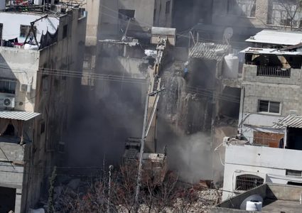 الاحتلال يخطر بهدم 20 بناية في مخيم طولكرم