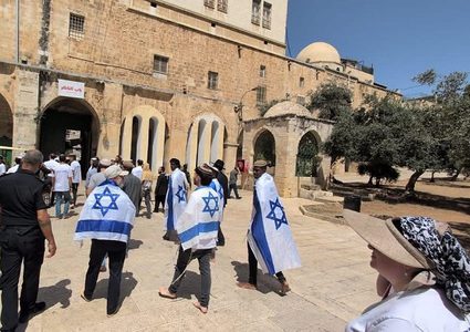 تزامناً مع انطلاق "مسيرة الأعلام" الاستفزازية .. مئات المستوطنين يقتحمون الأقصى