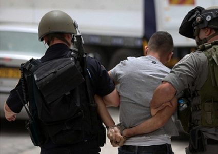 الاحتلال يعتقل شابين من مخيم عسكر القديم