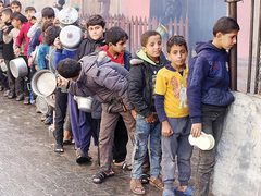 "الأونروا" تحذر من كارثة غذائية وانهيار صحي في غزة