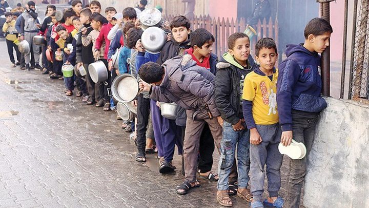 "الأونروا" تحذر من كارثة غذائية وانهيار صحي في غزة