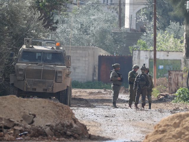 حولتها إلى سجون مفتوحة.. إسرائيل تحاصر بلدات فلسطينية في الضفة الغربية