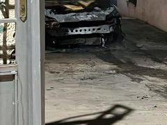 مستوطنون يحرقون مركبات ويخطّون شعارات تحريضية في رمون شرق رام الله