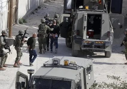 الاحتلال يحاصر منزلا في بيت إيبا غرب نابلس وتعتقل شابا