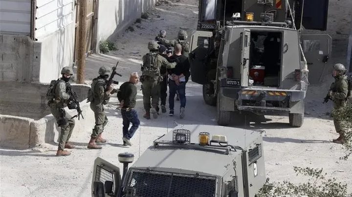 الاحتلال يحاصر منزلا في بيت إيبا غرب نابلس وتعتقل شابا