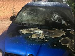 مستوطنون يحرقون مركبات ويخطّون شعارات تحريضية في رمون شرق رام الله