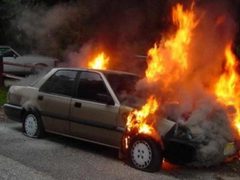 رام الله: مستوطنون يحرقون مركبات ويخطون شعارات عنصرية في رمون