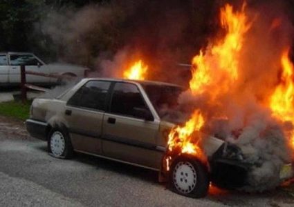 رام الله: مستوطنون يحرقون مركبات ويخطون شعارات عنصرية في رمون