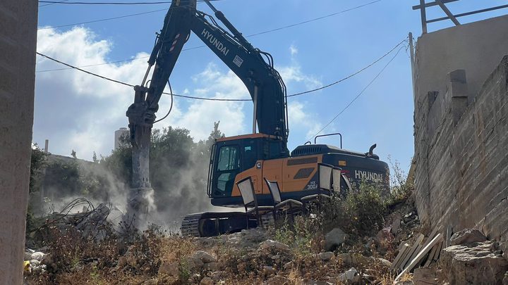 الاحتلال يهدم منزلا ويجرف حديقة في المغير
