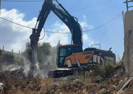 الاحتلال يهدم منزلا ويجرف حديقة في المغير