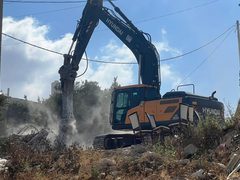 الاحتلال يهدم منزلا ويجرف حديقة في المغير