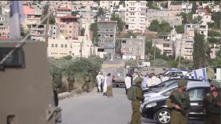 مستوطنون يغلقون مدخل اللبن الشرقية