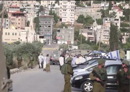 مستوطنون يغلقون مدخل اللبن الشرقية