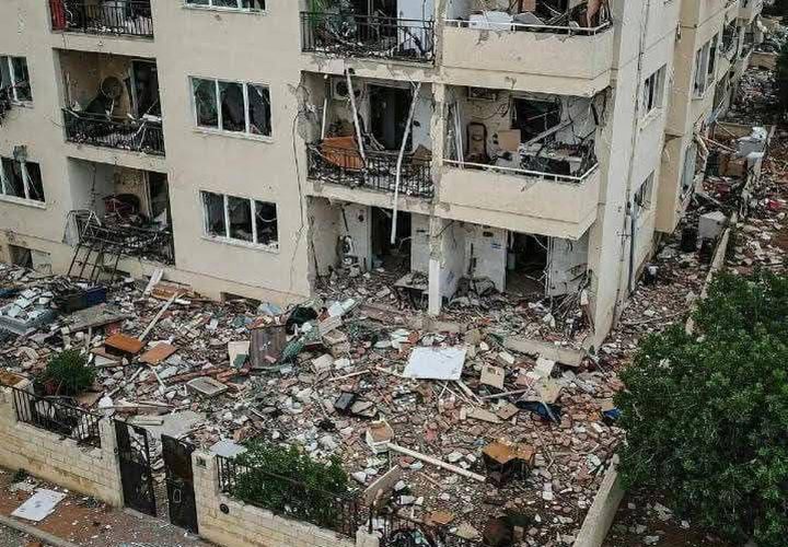 إعلام العبري ينشر للمرة الأولى بعض الأماكن التي تضررت من ضربات صواريخ حزب الله شمال فلسطين المحتلة.
