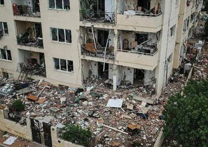 إعلام العبري ينشر للمرة الأولى بعض الأماكن التي تضررت من ضربات صواريخ حزب الله شمال فلسطين المحتلة.