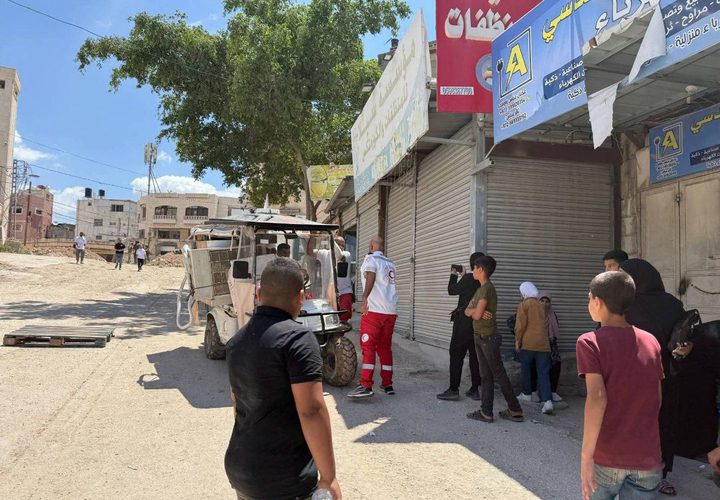 مواطنون من مخيم طولكرم يحاولون الوصول لمنازلهم المهددة بالهدم لاخراج بعض من مقتنياتها في ظل اعاقة قوات الاحتلال لهم.
