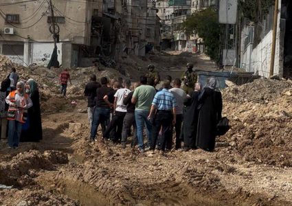 مواطنون من مخيم طولكرم يحاولون الوصول لمنازلهم المهددة بالهدم لاخراج بعض من مقتنياتها في ظل اعاقة قوات الاحتلال لهم.