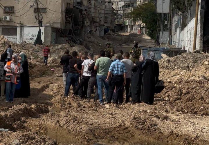 مواطنون من مخيم طولكرم يحاولون الوصول لمنازلهم المهددة بالهدم لاخراج بعض من مقتنياتها في ظل اعاقة قوات الاحتلال لهم.