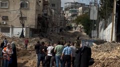 مواطنون من مخيم طولكرم يحاولون الوصول لمنازلهم المهددة بالهدم لاخراج بعض من مقتنياتها في ظل اعاقة قوات الاحتلال لهم.