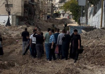 مواطنون من مخيم طولكرم يحاولون الوصول لمنازلهم المهددة بالهدم لاخراج بعض من مقتنياتها في ظل اعاقة قوات الاحتلال لهم.