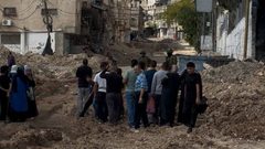 مواطنون من مخيم طولكرم يحاولون الوصول لمنازلهم المهددة بالهدم لاخراج بعض من مقتنياتها في ظل اعاقة قوات الاحتلال لهم.