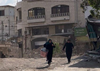 مواطنون من مخيم طولكرم يحاولون الوصول لمنازلهم المهددة بالهدم لاخراج بعض من مقتنياتها في ظل اعاقة قوات الاحتلال لهم.